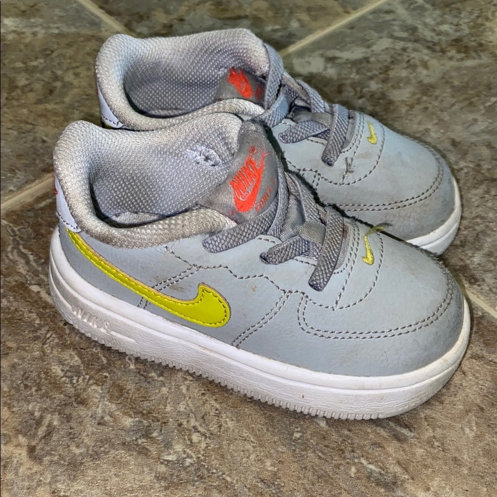 Nike Force 1’s toddler light grey